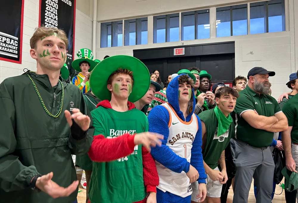 bball25-fans-close