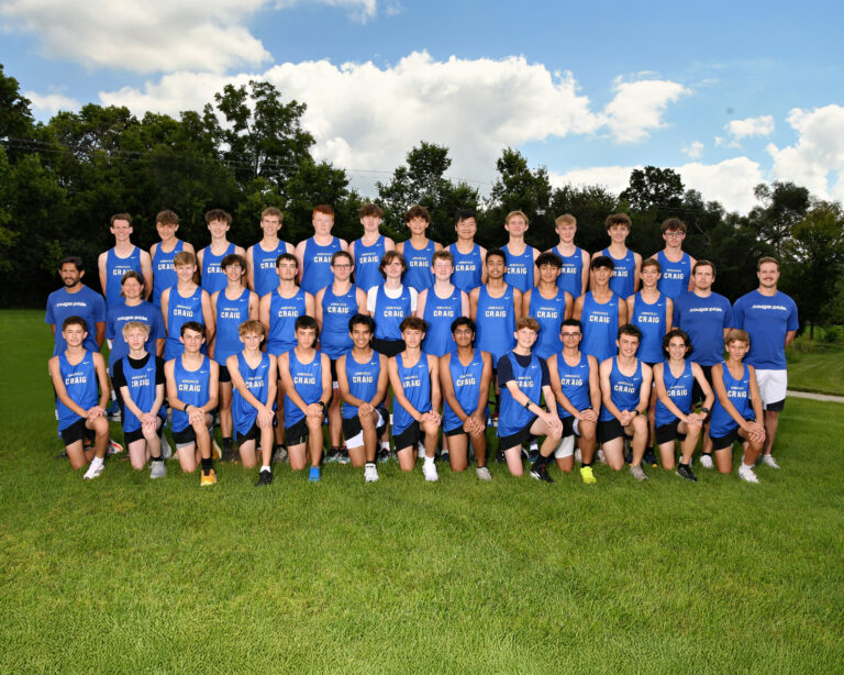 Craig High School boys cross country team dressed and posed wearing blue uniforms